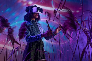 Metaverse dijital siber dünya teknolojisi, sanal gerçeklik VR gözlüklü kız artırılmış gerçeklik oyunu oynuyor, fütüristik yaşam tarzı