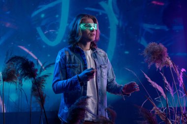 Metaverse dijital siber dünya teknolojisi, akıllı gözlüklü bir adam artırılmış gerçeklik oyunu oynuyor, fütürist yaşam tarzı