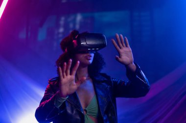 Metaverse dijital siber dünya teknolojisi, sanal gerçeklik VR gözlüklü bir kadın artırılmış gerçeklik oyunu oynuyor, fütürist yaşam tarzı
