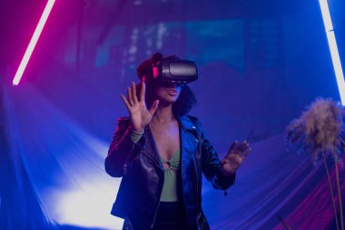 Metaverse dijital siber dünya teknolojisi, sanal gerçeklik VR gözlüklü bir kadın artırılmış gerçeklik oyunu oynuyor, fütürist yaşam tarzı