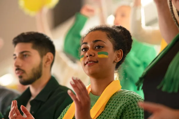 Jóvenes Aficionados Brasileños Fútbol Celebrando Victoria Sus Equipos Estadio — Foto de Stock