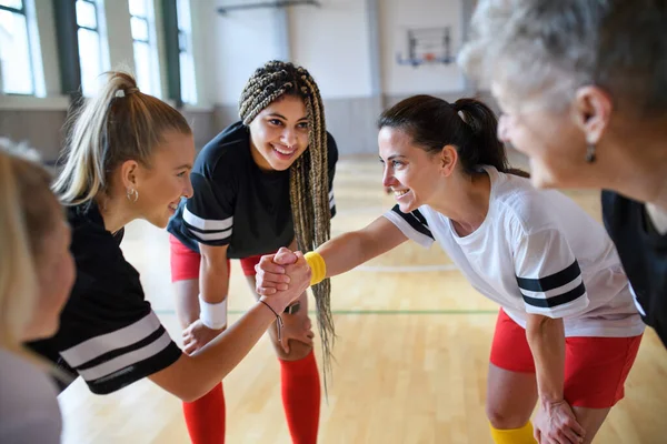 Μια Ομάδα Νέων Και Ηλικιωμένων Γυναικών Στο Γυμναστήριο Στοιβάζοντας Χέρια — Φωτογραφία Αρχείου