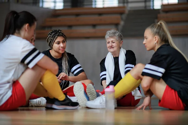 Группа Молодых Пожилых Женщин Спортсменки Спортзале Сидят Разговаривают После Матча — стоковое фото