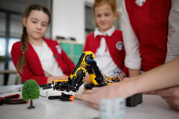 Група Дітей Програмують Електричні Іграшки Роботи Класі Робототехніки — стокове фото