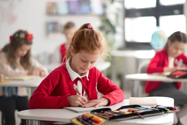 Una Colegiala Escribiendo Notas Cuaderno Durante Lección Aula Escuela — Foto de Stock