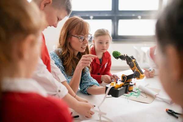 Группа Детей Молодым Учителем Естественных Наук Программирует Электрические Игрушки Роботов — стоковое фото