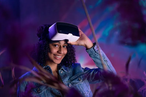 Metaverse Digital Cyber World Technology Chica Con Gafas Realidad Virtual — Foto de Stock