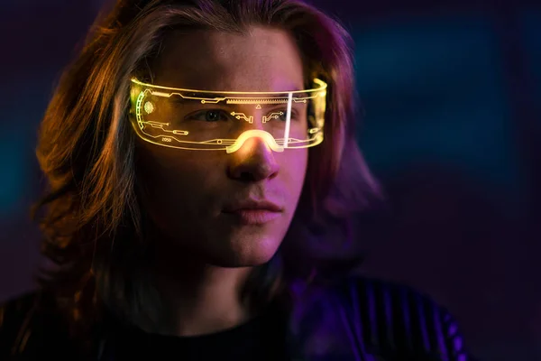 Metaverse Dijital Siber Dünya Teknolojisi Akıllı Gözlüklü Genç Bir Adamın — Stok fotoğraf