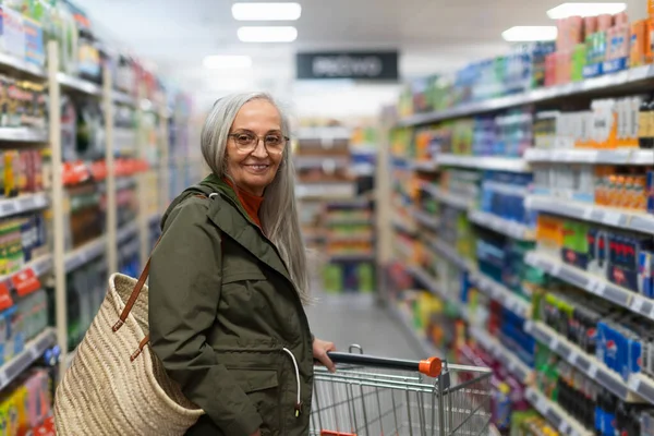 Äldre Kvinna Som Står Och Handlar Snabbköpet — Stockfoto