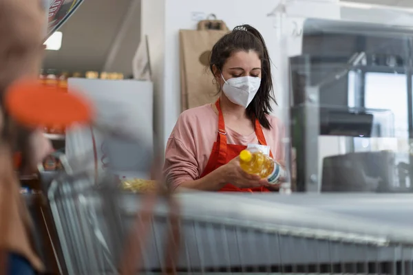 Kasjer Kasjer Skanuje Butelkę Oleju Supermarkecie — Zdjęcie stockowe