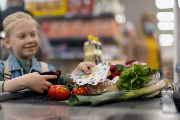 Zbliżenie Małej Blondynki Płacącej Zakupy Supermarkecie — Zdjęcie stockowe