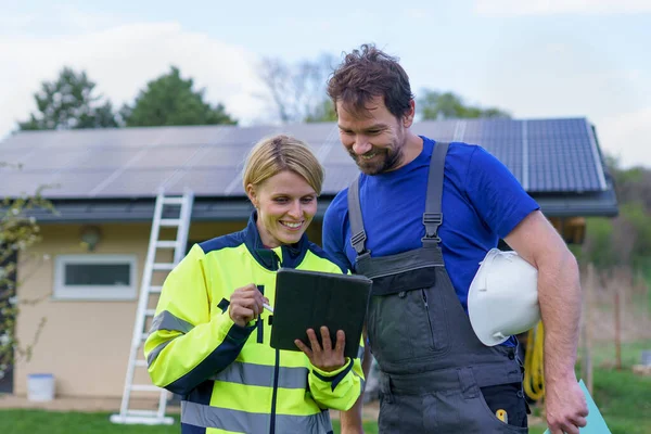 Man Woman Solar Installers Engineers Tablet While Installing Solar Panel — Stock Photo, Image