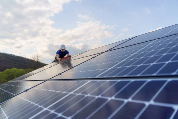Ein Arbeiter Installiert Solarmodule Auf Dem Dach Alternatives Energiekonzept — Stockfoto