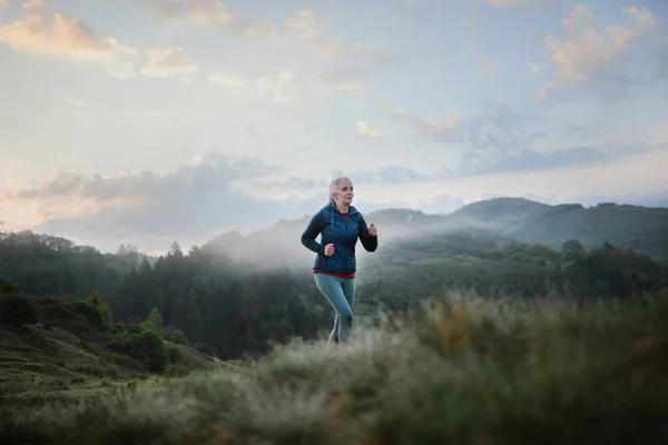 Een Oudere Vrouw Joggen Natuur Vroege Ochtend Met Mist Bergen — Stockfoto