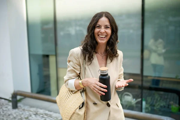 Een Vrolijke Vrouw Die Naar Haar Werk Gaat Met Een — Stockfoto