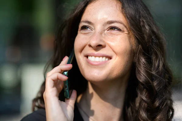 Úspěšná Šťastná Obchodnice Dojíždějící Ráno Ulici Volající Mobilní Telefon — Stock fotografie