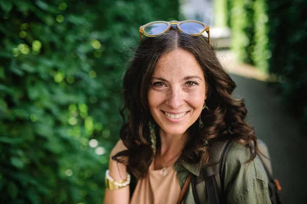 Ein Freimütiges Frauenporträt Aus Dem Park Junge Urbane Frau Lächelt — Stockfoto