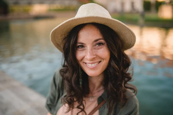 Uma Mulher Com Retrato Sincero Park Jovem Turista Urbana Sorrindo — Fotografia de Stock