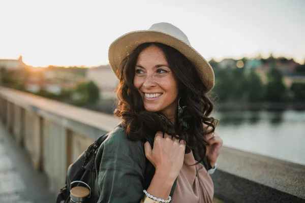 Una Giovane Bella Viaggiatrice Con Zaino Che Cammina Attraverso Ponte — Foto Stock