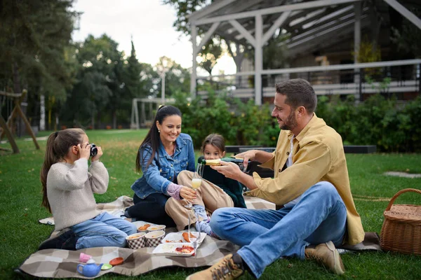 Szczęśliwa Młoda Rodzina Siedzi Kocu Zabraniu Piknik Świeżym Powietrzu Restauracji — Zdjęcie stockowe