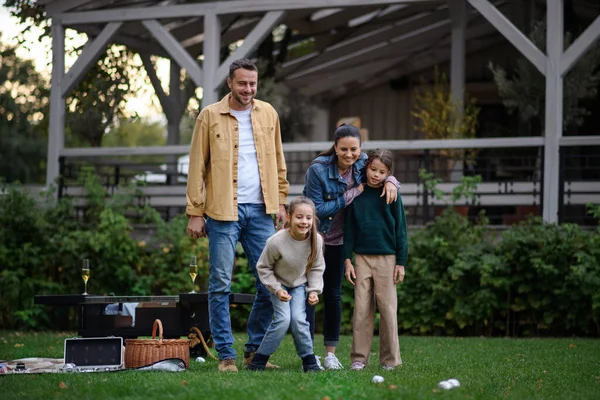 Eine Glückliche Junge Familie Mit Korb Und Decke Beim Picknick — Stockfoto
