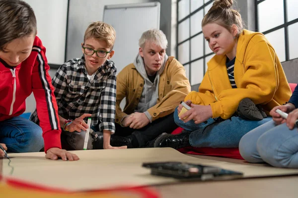 Een Groep Gelukkige Kinderen Met Hun Leraar Die Samen Werken — Stockfoto