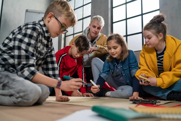 Een Groep Gelukkige Kinderen Met Hun Leraar Die Samen Werken — Stockfoto