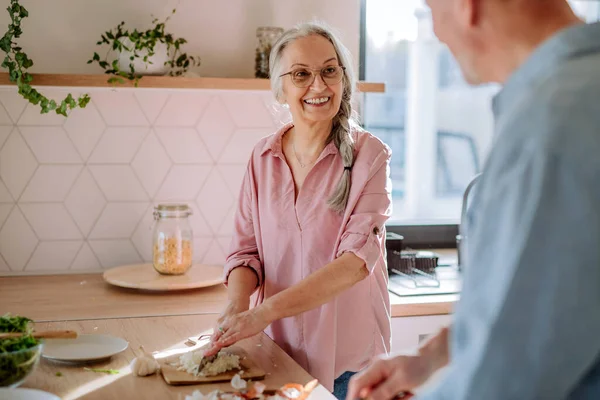 Una Pareja Ancianos Cocinando Juntos Casa — Foto de Stock