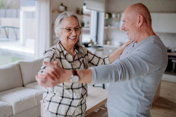 Una Alegre Pareja Ancianos Bailando Juntos Casa — Foto de Stock