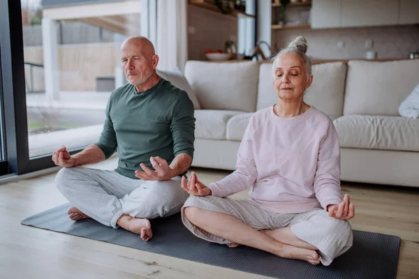 Starší Pár Dělá Relaxační Cvičení Společně Doma — Stock fotografie