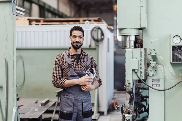 Endüstriyel Fabrikanın Metal Makinesinin Yanında Duran Mühendis Erkek Kaynakçının Portresi — Stok fotoğraf