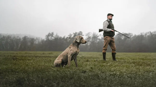 Ein Jäger Mit Hund Traditioneller Schützenkleidung Auf Einem Feld Mit — Stockfoto