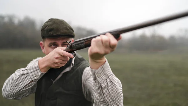 Geleneksel Bir Avcı Sahada Tüfeğiyle Nişan Alıyor — Stok fotoğraf
