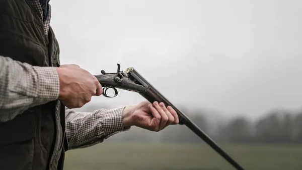 Närbild Jägare Man Laddar Patronen Gevär Pistol Skogen — Stockfoto