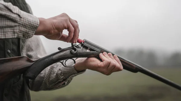 Yakın Plan Bir Avcı Ormanda Tüfekle Şarjör Dolduruyor — Stok fotoğraf