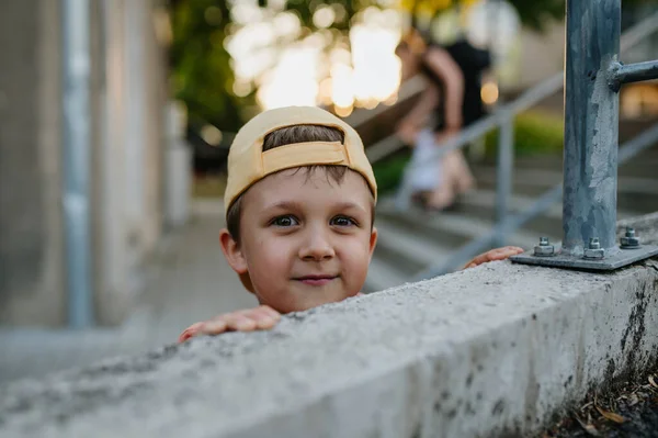 Malý Roztomilý Chlapec Výhledem Přes Zeď Venku Létě — Stock fotografie