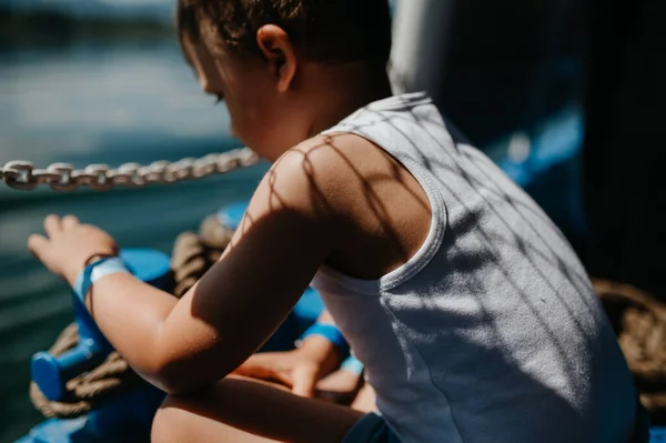 Een Nieuwsgierig Jongetje Kijkt Naar Water Van Motorboot — Stockfoto