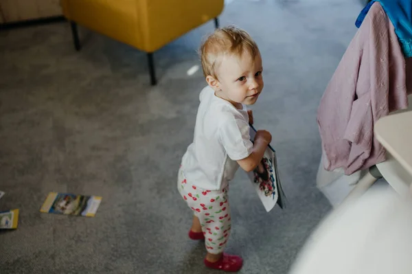 Una Linda Niña Sosteniendo Libro Sala Estar Casa — Foto de Stock