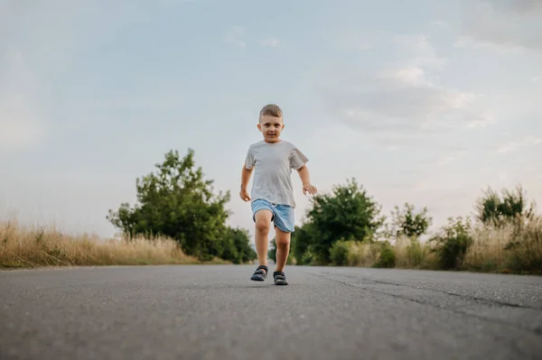 Malý Chlapec Běží Létě Silnici — Stock fotografie