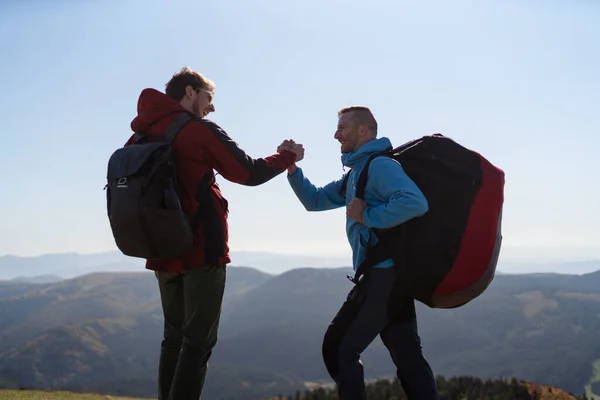 Parapentes Chocando Los Cinco Después Caminar Colina Arriba Hasta Punto — Foto de Stock