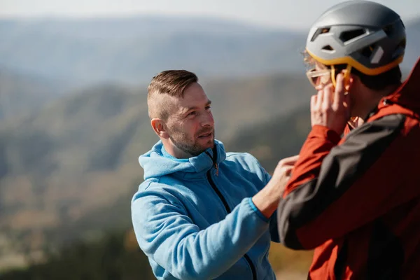 Paraglider Förbereder Sig För Flygning Tar Sig Hjälm — Stockfoto