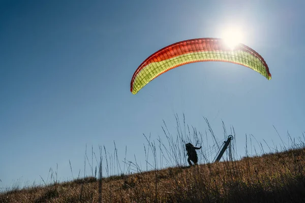 Paraglider Landar Marken Mot Den Blå Himlen — Stockfoto