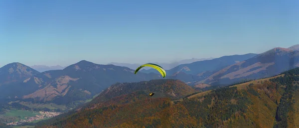 Paraglider Flyger Den Blå Himlen Med Berg Bakgrunden — Stockfoto