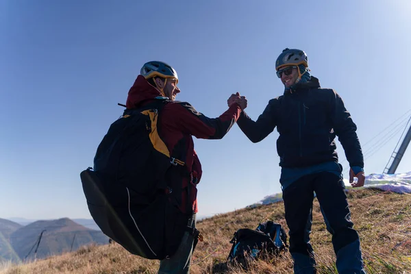 Paragliders Dağlarda Güneşli Bir Sabahta Yamaç Paraşütü Yaparak Bir Başlangıç — Stok fotoğraf
