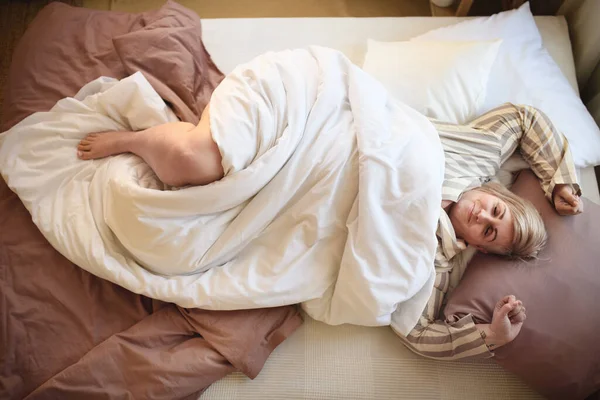 家で寝る太りすぎの女性 — ストック写真