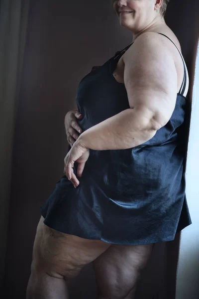 Uma Mulher Gorda Solitária Deprimida Roupa Interior Olhando Para Baixo — Fotografia de Stock