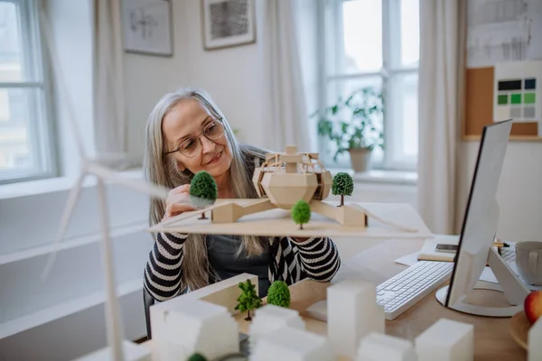 Старшая Женщина Архитектор Холдинг Модель Современной Экологической Buliding Офисе — стоковое фото