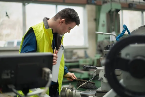 Joven Con Síndrome Que Trabaja Una Fábrica Industrial Concepto Integración — Foto de Stock