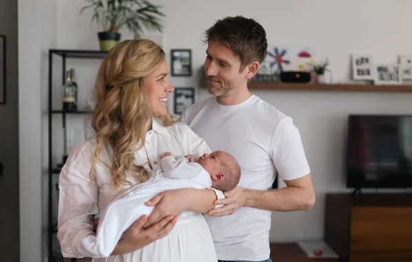 Una Madre Padre Sonrientes Sosteniendo Hija Recién Nacida Casa — Foto de Stock