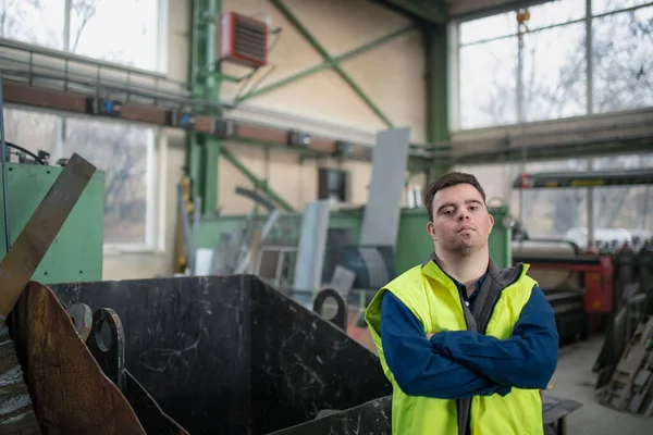 Joven Con Síndrome Que Trabaja Una Fábrica Industrial Concepto Integración —  Fotos de Stock